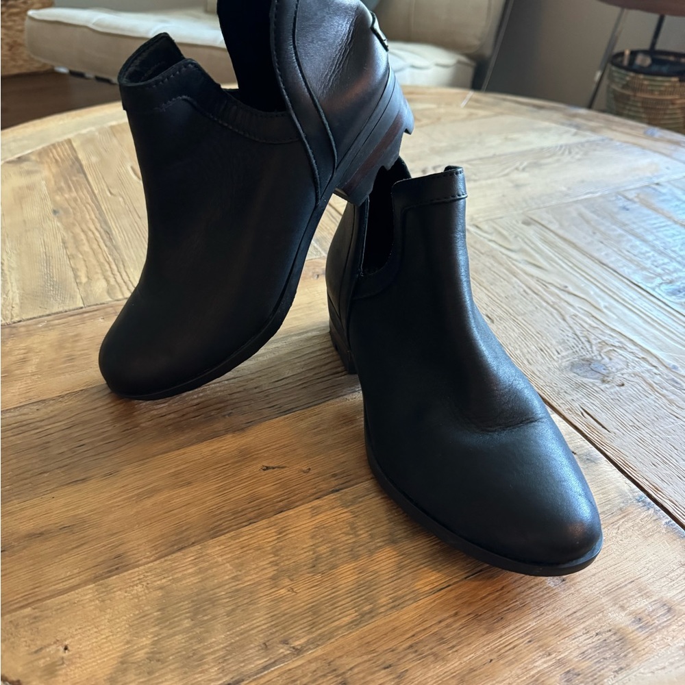 Sorel Black leather boot size 8